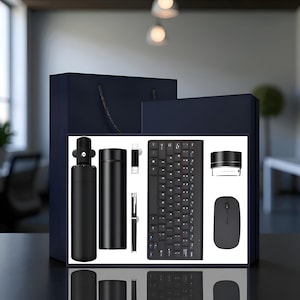 Può includere: Un set regalo nero contenente un ombrello compatto, un thermos, un'unità USB, una penna, una tastiera wireless, un altoparlante e un mouse. Gli articoli sono disposti all'interno di una confezione regalo blu navy con un sacchetto abbinato.