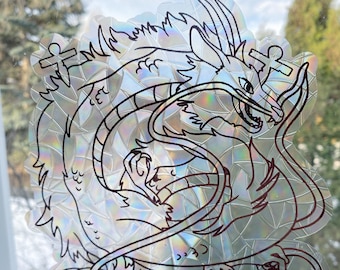 Puede incluir: Una pegatina holográfica con un contorno negro detallado de un dragón. El dragón está en una pose dinámica, con su cuerpo enrollado y su cabeza girada. La pegatina tiene un acabado texturizado e iridiscente, creando un efecto brillante. La pegatina está pegada a una ventana.