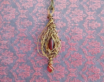 Pendentif vampire symphonie, en fil de cuivre et perles de verre rouge.