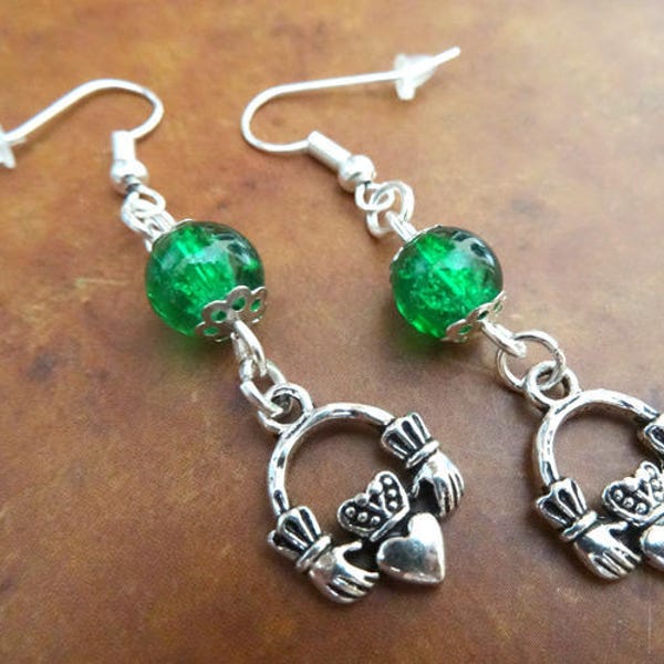 Boucles d'oreilles irlandaises,  anneau de Claddagh, Saint Patrick, bijoux celtiques, vert, verre