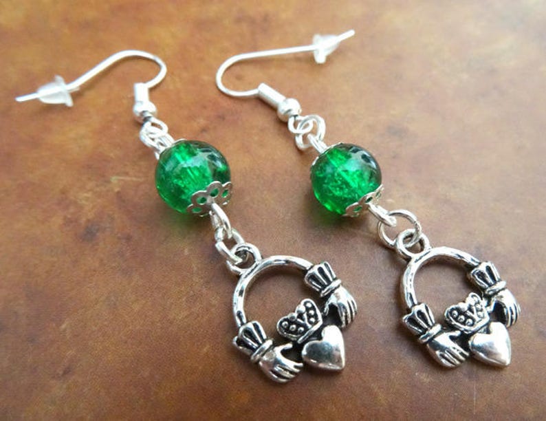 Boucles d'oreilles irlandaises, anneau de Claddagh, Saint Patrick, bijoux celtiques, vert, verre image 1