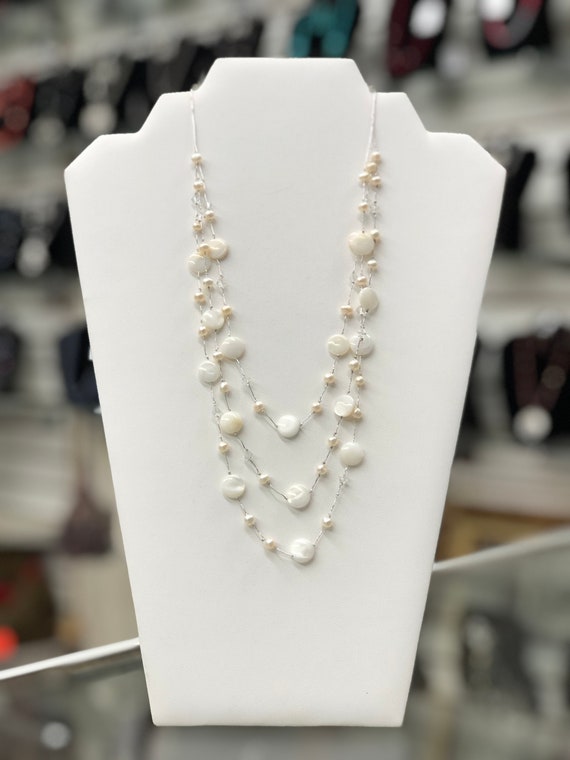 Freshwater Pearl Necklace. Elegant 3 