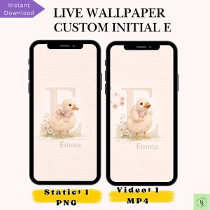 Può includere: Due smartphone mostrano uno sfondo animato con l'iniziale personalizzata "E". Lo sfondo presenta un'illustrazione ad acquerello di un'anatra con un fiocco rosa e accenti floreali. Il testo "Emma" è sotto. È presente anche il testo "Download istantaneo".