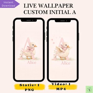 Può includere: Due smartphone che mostrano uno sfondo animato personalizzato. Lo sfondo presenta la lettera "A" rosa con un'anatra con un fiocco rosa. Il testo "Alice" è sotto l'anatra. L'immagine include anche il testo "Download istantaneo", "Static: 1 PNG" e "Video: 1 MP4".