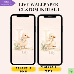 Può includere: Due smartphone che mostrano uno sfondo animato con l'iniziale "L" personalizzata e un'anatra con un fiocco. Lo sfondo include il nome "Lily" ed è disponibile nei formati PNG e MP4. È visibile anche la scritta "Download istantaneo".