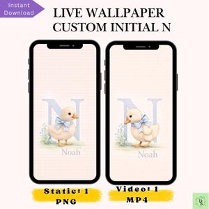 Può includere: Due smartphone mostrano uno sfondo animato con l'iniziale personalizzata "N" e un'anatra ad acquerello con un fiocco blu. Il nome "Noah" è sotto. Il testo indica "Download istantaneo", "Static: 1 PNG" e "Video: 1 MP4".