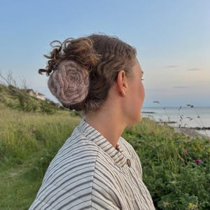 Virkad ros hårspänne