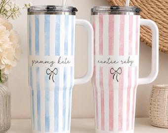 Vaso personalizado con nombre familiar y asa, taza de viaje personalizada con lazo coqueto. Regalo ideal.