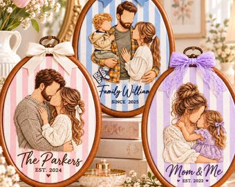 Może przedstawiać: Trzy owalne drewniane tamborki z tkaniną w pionowe paski i spersonalizowanymi ilustracjami. Przedstawiają rodzinę z napisem "Family William SINCE 2025", parę z "The Parkers EST. 2024" oraz rodzica z dzieckiem z napisem "Mom & Me EST. 2022".