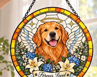 Może przedstawiać: Okrągły witrażowy łapacz słońca przedstawiający golden retrievera z anielskimi skrzydłami i aureolą. Wzór zawiera niebieskie i białe kwiaty, żółtą obwódkę oraz baner z napisem Forever Loved i imieniem Buddy.