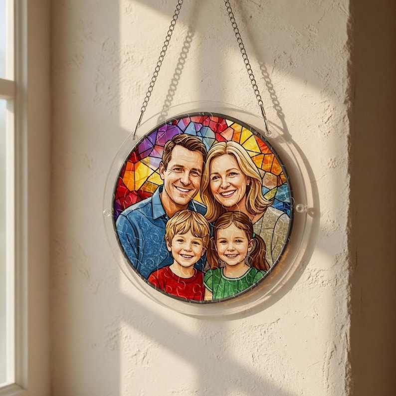 Puede incluir: Un retrato familiar redondo de acr&iacute;lico transparente con efecto vidriera. La imagen muestra a una familia sonriente de cuatro miembros sobre un fondo multicolor. El retrato cuelga de una cadena plateada.