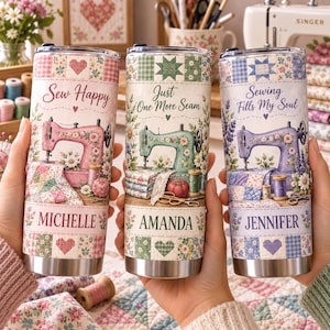 Peut inclure: Trois gobelets en acier inoxydable avec des motifs de courtepointe, des machines à coudre vintage et des fleurs. Les gobelets portent les inscriptions 'Sew Happy', 'Just One More Seam' et 'Sewing Fills My Soul' ainsi que les prénoms Michelle, Amanda et Jennifer.