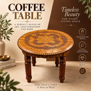 Pode incluir: Uma mesa de centro redonda de madeira com acabamento castanho escuro, apresentando padrões incrustados complexos no tampo e quatro pernas esculpidas. A superfície da mesa exibe um design floral com pequenas incrustações geométricas claras.