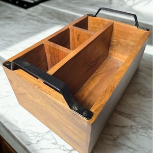 Rustikaler Besteckkasten aus Holz | Tischbesteck-Organizer mit mehreren Fächern, mattschwarzen Metallgriffen, handgefertigt für die Küche