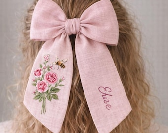 Personlig hårrosett i linne, handbroderad blommig initial för bröllop