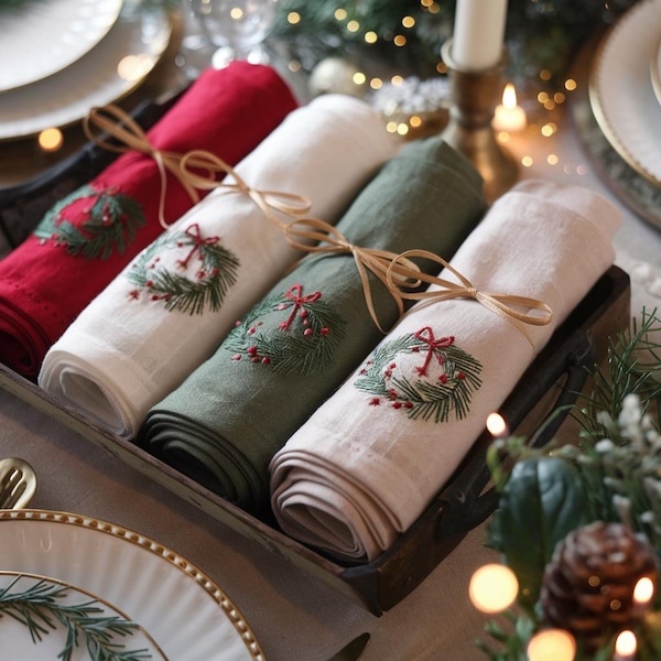 "Handgemachte bestickte Weihnachtsservietten aus Leinen: ""Festlicher Kranz""."