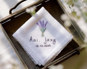 Personlig handbroderad linnenäsduk för bröllop: Lavendelblommig