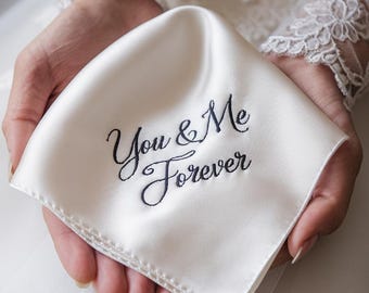 Personlig näsduk i siden och satin: Handbroderad bröllopsminnessak