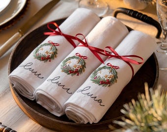 Handbroderade linne-julservetter: Festlig krans, Anpassat namn, talljul, Presentfamilj