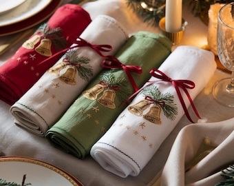 Handbroderade julservetter i linne: Festliga klockor och krans