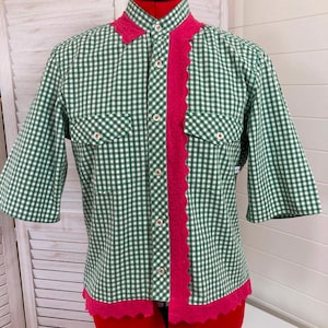 Grünes Vichy-Karo-Hemd mit fuchsiafarbener Spitze, originale Vintage-Bluse, Upcycling-Stück einer französischen Designerin