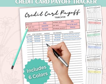 Pode incluir: Um rastreador de pagamento de cartão de crédito branco com o texto "Credit Card Payoff Tracker" e uma mão escrevendo no formulário com uma caneta. O formulário inclui campos para credor, número da conta, taxa de juros e data de vencimento. Inclui 6 cores.