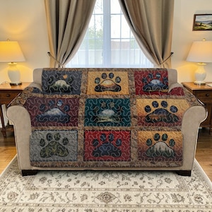 Funda acolchada para sofá Wanderlust Adventure, protector de sofá con huellas de patas, funda para muebles estilo cabaña con diseño de bosque, funda de lujo para sofá de camping.