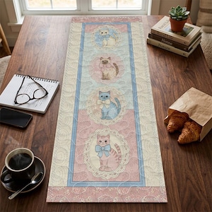 Pastell Katze Gesteppter Tischläufer, Süßes Kätzchen Tisch Dekor, Blau und Rosa Patchwork Quilt, Skurril Tier Liebhaber Geschenk, Home Decor Herzstück