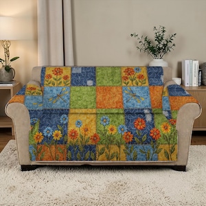 Puede incluir: Una funda de sofá colorida con un diseño de patchwork. La funda presenta cuadrados de tela azul, verde, naranja y amarilla. Algunos cuadrados tienen diseños de libélulas y flores. La funda está colocada sobre un sofá beige.
