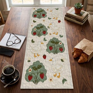 Ente und Erdbeere gesteppter Tischläufer, ländliche Gans-Tischdekoration, grüne Buschbeeren-Mittelstück, Sommer-Esszimmer-Patchwork-Quilt-Kunst