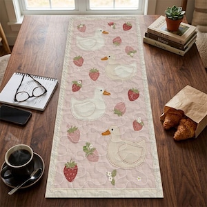 Rosa Erdbeeren-Enten-gesteppter Tischläufer, niedliche Gans-Tischdekoration, Beeren-Küchendekoration, Sommer-Esszimmer-Patchwork-Quiltdekor