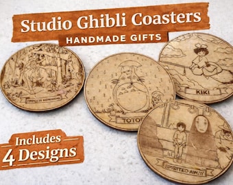 Könnte beinhalten: Vier runde Untersetzer aus Holz mit Studio Ghibli-Designs. Jeder Untersetzer zeigt einen anderen Charakter oder eine andere Szene, darunter Prinzessin Mononoke, Totoro, Kiki und eine Szene aus Chihiros Reise ins Zauberland. Die Untersetzer sind handgefertigt.