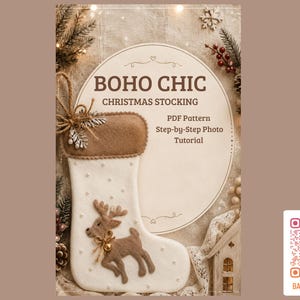以下が含まれることがあります： 茶色のトップとフェルトのトナカイのアップリケが付いた、クリーム色のクリスマスストッキング。テキスト「BOHO CHIC CHRISTMAS STOCKING」がストッキングの上に表示され、その下に「PDF Pattern Step-by-Step Photo Tutorial」と表示されています。背景はニュートラルカラーです。