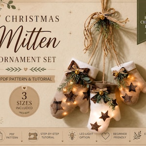 Pode incluir: Um conjunto de três ornamentos suspensos em forma de luva de vários tamanhos, feitos de tecido bege claro com padrões de estrelas castanho-escuras. Cada luva é decorada com um laço, vegetação e um sino, iluminada por luzes LED integradas.
