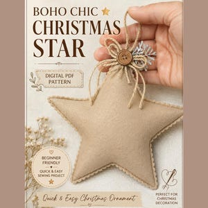 Pode incluir: Um ornamento de estrela de tecido bege com um botão de madeira castanho e um laço de corda no topo. O texto na imagem diz BOHO CHIC CHRISTMAS STAR, DIGITAL PDF PATTERN, BEGINNER FRIENDLY, QUICK & EASY SEWING PROJECT e Quick & Easy Christmas Ornament.