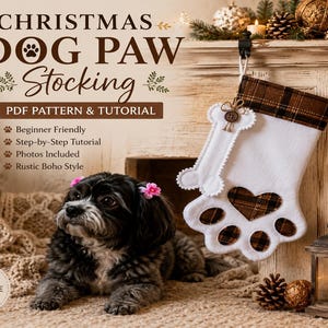 Pode incluir: Uma meia de Natal branca em forma de pata de cão com detalhes em xadrez castanho, uma aplicação em forma de osso e um botão. O texto diz CHRISTMAS DOG PAW Stocking PDF PATTERN & TUTORIAL, Beginner Friendly, Step-by-Step Tutorial, Photos Included, Rustic Boho Style e EASY TO MAKE.