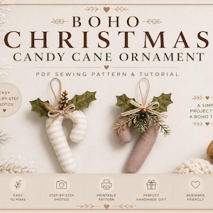 Pode incluir: Um molde de costura em PDF e tutorial para um BOHO CHRISTMAS CANDY CANE ORNAMENT. A imagem exibe dois enfeites de bengala doce de tecido decorados com folhas verdes, pequenas pinhas e laços de barbante, ao lado de um carretel de juta.