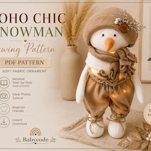 Pode incluir: Um enfeite de boneco de neve de tecido macio usando um gorro bege com um botão castanho e ramos brancos, um cachecol bege a condizer e calças bege. O boneco de neve tem um corpo branco, um nariz de cenoura laranja e luzes internas.