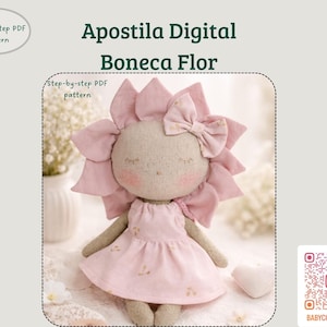 Könnte beinhalten: Eine handgefertigte Puppe mit einem blütenartigen Design. Die Puppe hat ein hellbraunes Gesicht mit geschlossenen Augen, rosa Wangen und ein rosa Kleid. Der Kopf ist von rosa Blütenblättern umgeben, und eine rosa Schleife ziert die Oberseite. Der Text "Apostila Digital Boneca Flor" ist sichtbar.