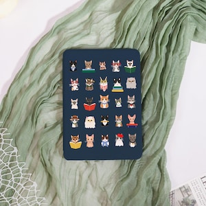 Könnte beinhalten: Eine dunkelblaue, rechteckige E-Reader-Hülle mit einem wiederkehrenden Muster aus verschiedenen illustrierten Katzen. Die Katzen sind in unterschiedlichen Farben und Stilen dargestellt, einige tragen Accessoires wie Brillen, Hüte oder Schals.