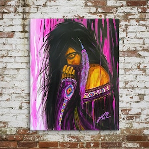 Puede incluir: Pintura original sobre lienzo. La obra presenta a una mujer con pelo largo y negro, una pluma morada y una prenda morada y amarilla. El fondo tiene goteos de pintura rosa y negra. La pintura está firmada en la esquina inferior derecha.