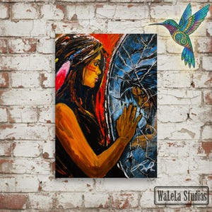 Puede incluir: Impresión artística en lienzo que representa a una mujer nativa americana con cabello oscuro largo, plumas y pintura facial. La mujer mira su reflejo en un espejo roto. La obra de arte tiene una combinación de colores rojo y azul.