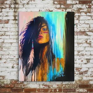 Puede incluir: Pintura original sobre lienzo que representa a una mujer con pelo largo y negro, un pendiente de pluma y pintura facial. La obra de arte utiliza una vibrante paleta de colores de azules, naranjas y rosas, con una firma en la esquina inferior derecha.