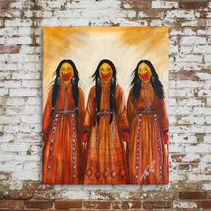Puede incluir: Una pintura al óleo representa a tres mujeres con vestimenta tradicional nativa americana. Llevan largos vestidos naranjas con intrincados abalorios y cinturones. Cada mujer tiene huellas de manos rojas en la cara y las manos, con pelo largo y negro.