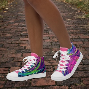 Könnte beinhalten: High-Top-Sneakers mit einem lebendigen, abstrakten Design in Pink, Blau, Grün und Lila. Die Schuhe haben weiße Schnürsenkel, eine weiße Sohle und einen rosa Kragen. Die Sneakers sind ein auffälliges Mode-Statement.