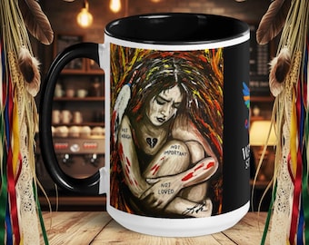 Taza "Marcada por el silencio que surge a través del fuego" con color en el interior: Fuerza femenina – Taza de arte curativo – Empoderamiento