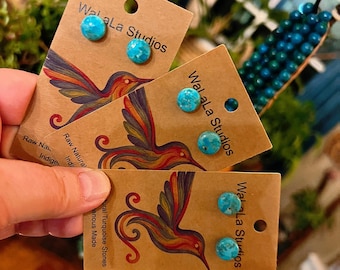 Estos pendientes de turquesa Kingman Mojave AAA están hechos a mano por un artista cherokee registrado.