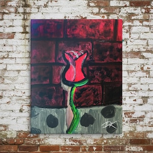 Puede incluir: Una pintura vibrante de un tulipán rojo contra un fondo de pared de ladrillos. El tulipán tiene un tallo verde y se encuentra sobre un fondo de ladrillos rojos y negros. La pintura está firmada "DK" en la esquina inferior derecha.
