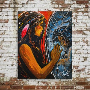 Puede incluir: Pintura al óleo de una mujer nativa americana con cabello largo y oscuro, adornada con plumas, mirando su reflejo. La obra de arte presenta colores vibrantes, incluyendo naranja, rojo y azul, con un estilo texturizado y expresivo. El brazo de la mujer se extiende hacia el reflejo.