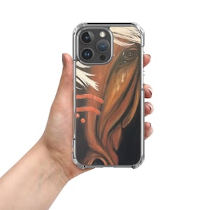 Puede incluir: Funda transparente para teléfono con una pintura detallada de la cabeza de un caballo. La obra de arte muestra un caballo marrón con detalles blancos y naranjas, sobre un fondo oscuro. La funda tiene un diseño protector.